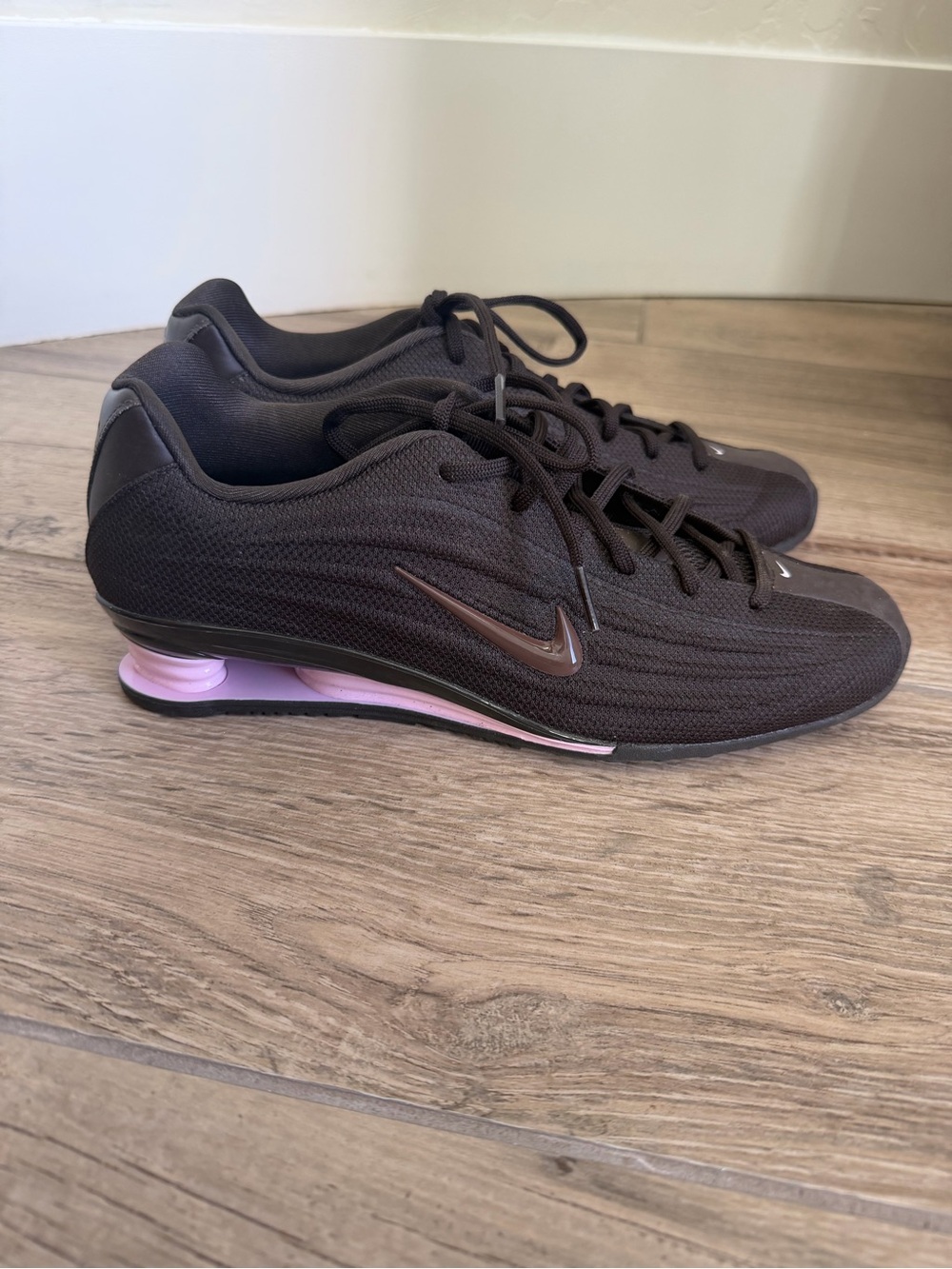 Nike Women’s Black Athletic Shoes with Pink Heel Accents-brown